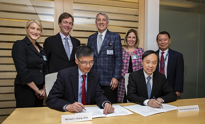 OHSU and Rajavithi Hospital in Thailand sign an memorandum of understanding.