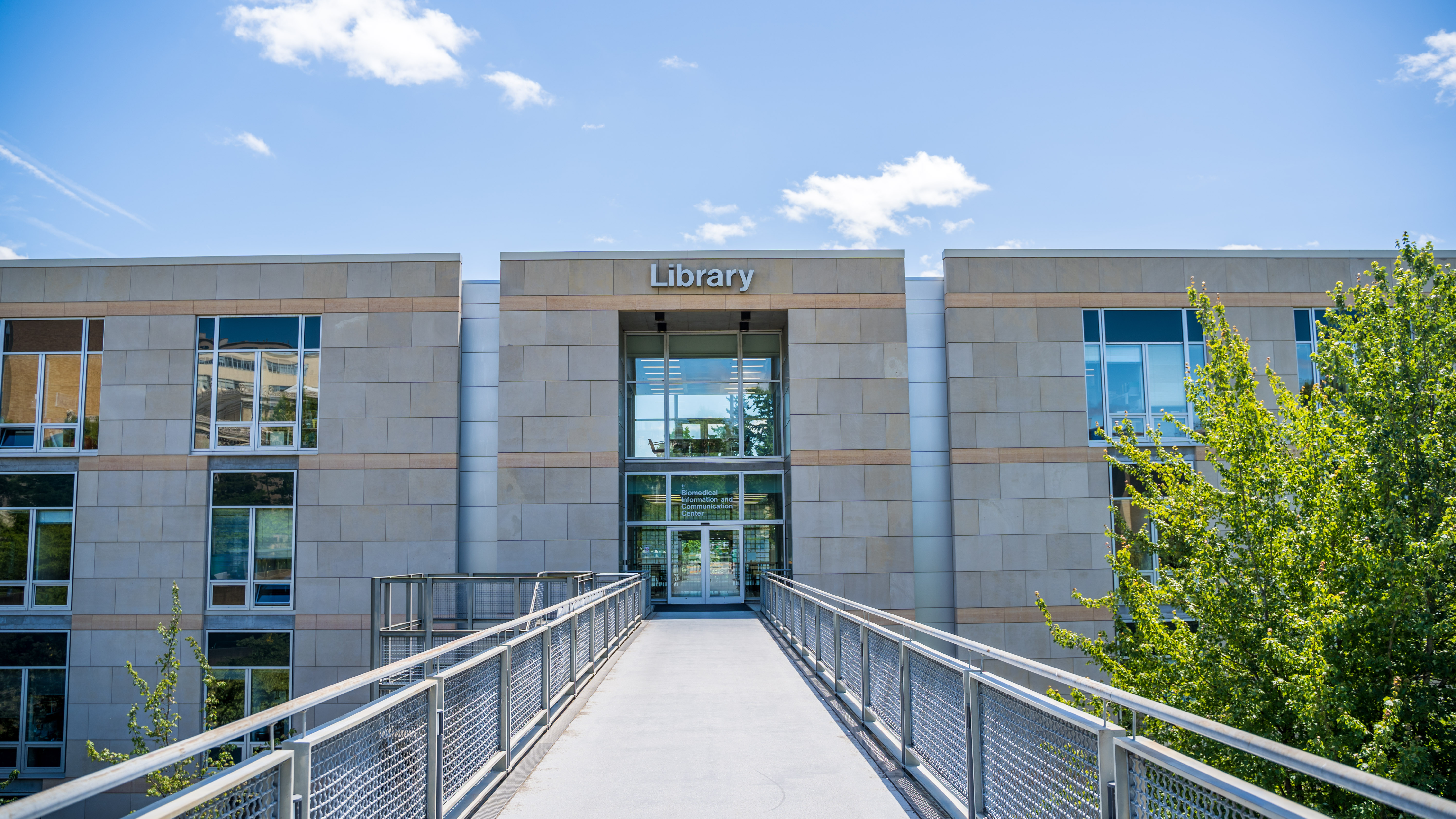 Walkway towards the entrance of the OHSU library