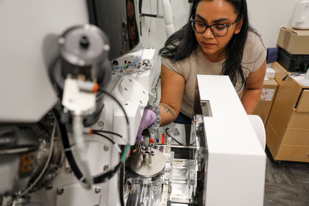 Raakhee Shankar, Ph.D., an associate core scientist at the Multiscale Microscopy Core, loads samples on a Helios UC5 FIB-SEM microscope. The Multiscale Microscopy Core is in OHSU’s Robertson Life Sciences Building, along with the Pacific Northwest Cryo-EM Center