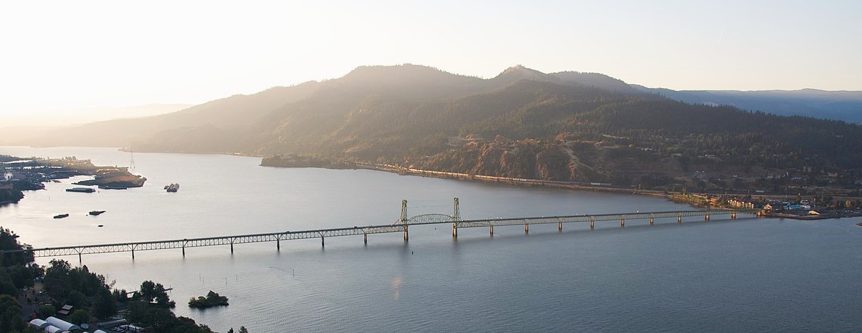 Lanscape image of the Columbia River with the Hood River bridge